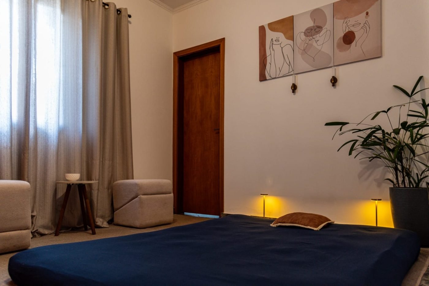 Sala de atendimento com colchão e iluminação de piso